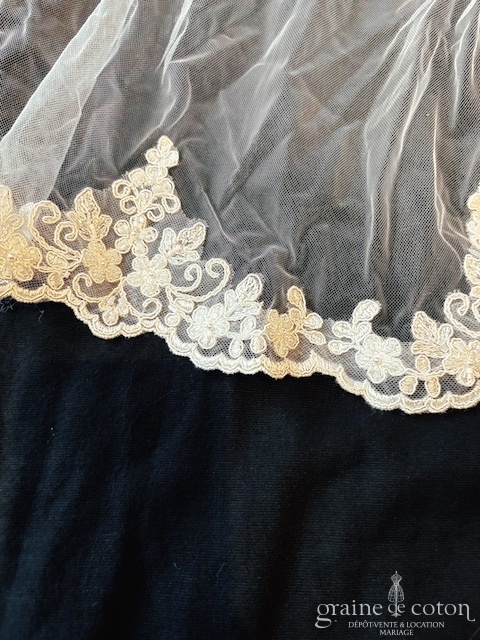 Bianco Evento - Voile long de 220 cm en tulle ivoire bordé de dentelle perlée - robe de mariée