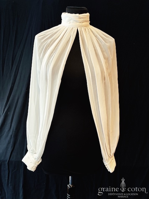 Réf. 6800 - Bianco Evento - Bol&eacute;ro cape col montant drap&eacute; en mousseline fluide avec manches longues et petites perles nacr&eacute;es - Accessoires de mari&eacute;e - Graine de coton - Dépôt-vente et location de robes de mariée à Paris