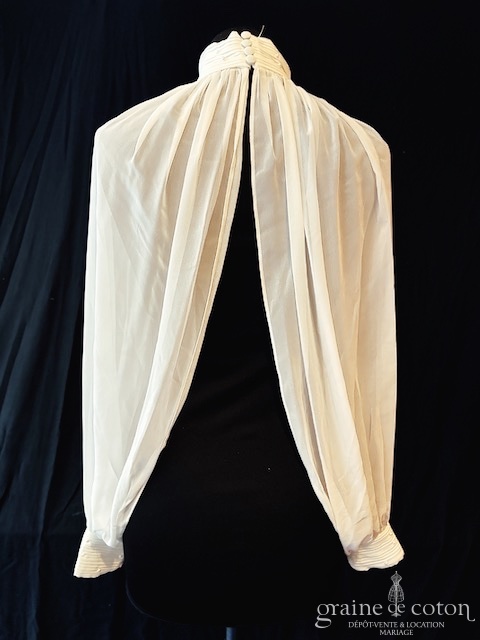 Réf. 6800 - Bianco Evento - Bol&eacute;ro cape col montant drap&eacute; en mousseline fluide avec manches longues et petites perles nacr&eacute;es - Accessoires de mari&eacute;e - Graine de coton - Dépôt-vente et location de robes de mariée à Paris