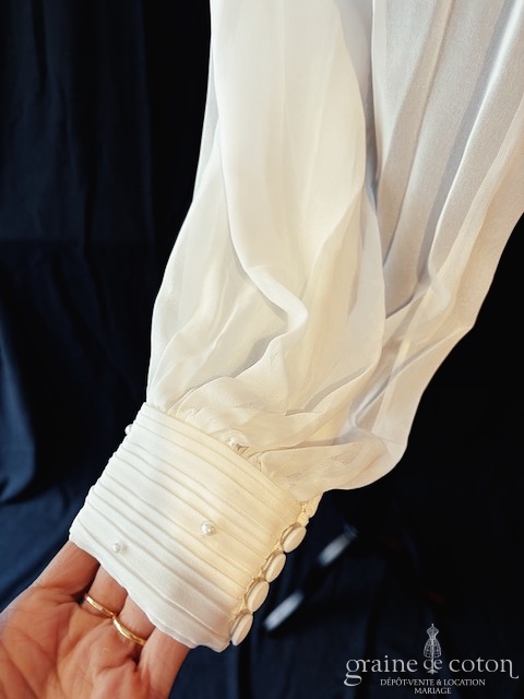 Réf. 6800 - Bianco Evento - Bol&eacute;ro cape col montant drap&eacute; en mousseline fluide avec manches longues et petites perles nacr&eacute;es - Accessoires de mari&eacute;e - Graine de coton - Dépôt-vente et location de robes de mariée à Paris