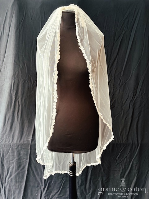 Réf. 6801 - Bianco Evento - Voile mi long "soft tulle" ivoire bord&eacute; d'un fin galon de guipure et sequins - Accessoires de mari&eacute;e - Graine de coton - Dépôt-vente et location de robes de mariée à Paris