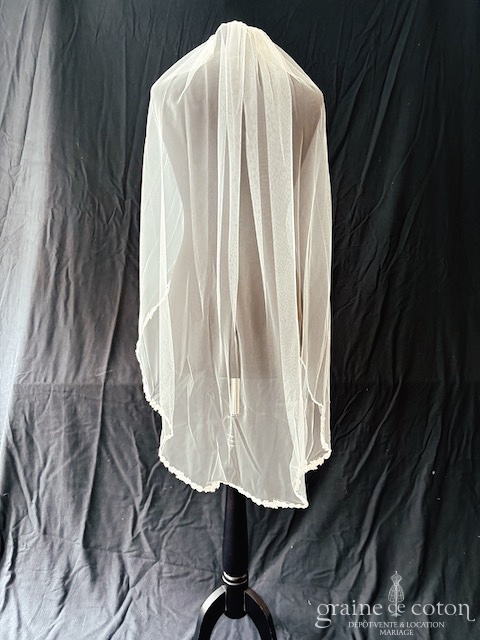 Réf. 6801 - Bianco Evento - Voile mi long "soft tulle" ivoire bord&eacute; d'un fin galon de guipure et sequins - Accessoires de mari&eacute;e - Graine de coton - Dépôt-vente et location de robes de mariée à Paris