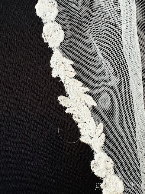 Réf. 6801 - Bianco Evento - Voile mi long "soft tulle" ivoire bord&eacute; d'un fin galon de guipure et sequins - Accessoires de mari&eacute;e - Graine de coton - Dépôt-vente et location de robes de mariée à Paris