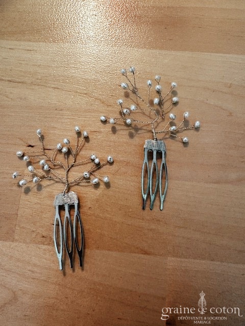 Réf. 6803 - Jesus Peiro - Lot de 2 peignes perles invoire nacr&eacute; mont&eacute;es sur fil dor&eacute; - Accessoires de mari&eacute;e - Graine de coton - Dépôt-vente et location de robes de mariée à Paris