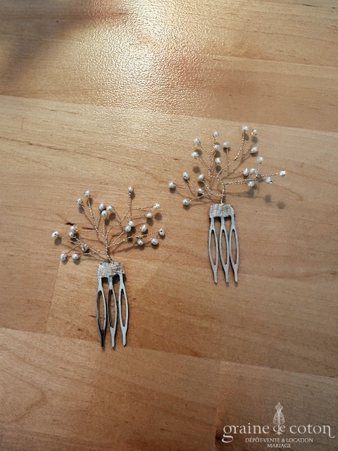 Réf. 6803 - Jesus Peiro - Lot de 2 peignes perles invoire nacr&eacute; mont&eacute;es sur fil dor&eacute; - Accessoires de mari&eacute;e - Graine de coton - Dépôt-vente et location de robes de mariée à Paris