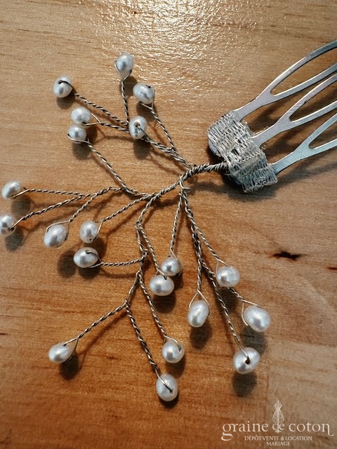 Réf. 6803 - Jesus Peiro - Lot de 2 peignes perles invoire nacr&eacute; mont&eacute;es sur fil dor&eacute; - Accessoires de mari&eacute;e - Graine de coton - Dépôt-vente et location de robes de mariée à Paris