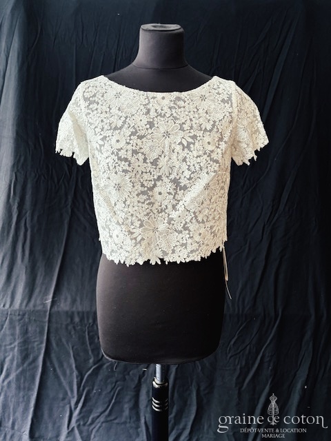 Réf. 6805 - Bianco Evento - Bol&eacute;ro encolure bateau &agrave; manches courtes en guipure et sequins ivoire - Accessoires de mari&eacute;e - Graine de coton - Dépôt-vente et location de robes de mariée à Paris