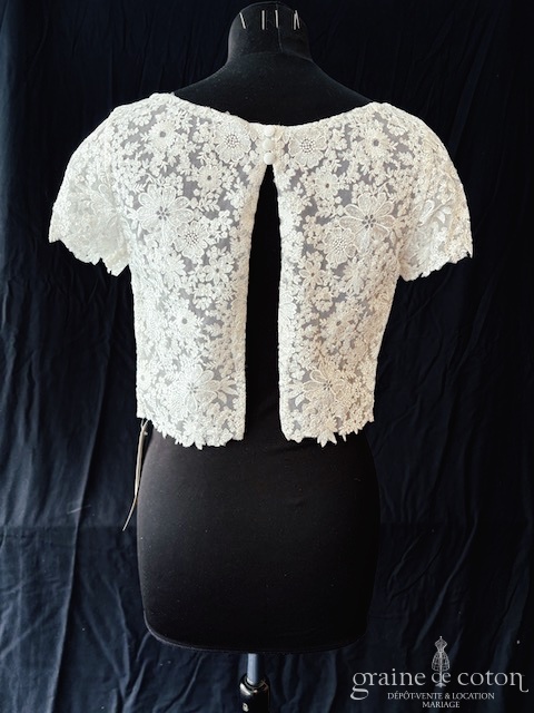Réf. 6805 - Bianco Evento - Bol&eacute;ro encolure bateau &agrave; manches courtes en guipure et sequins ivoire - Accessoires de mari&eacute;e - Graine de coton - Dépôt-vente et location de robes de mariée à Paris