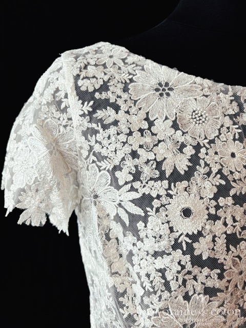 Réf. 6805 - Bianco Evento - Bol&eacute;ro encolure bateau &agrave; manches courtes en guipure et sequins ivoire - Accessoires de mari&eacute;e - Graine de coton - Dépôt-vente et location de robes de mariée à Paris