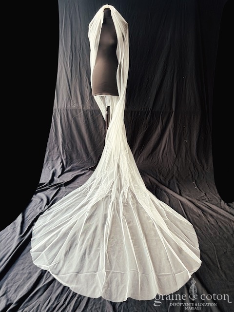 Réf. 6813 - Bianco Evento - Voile long de 300 cm en soft tulle bords bruts - Accessoires de mari&eacute;e - Graine de coton - Dépôt-vente et location de robes de mariée à Paris