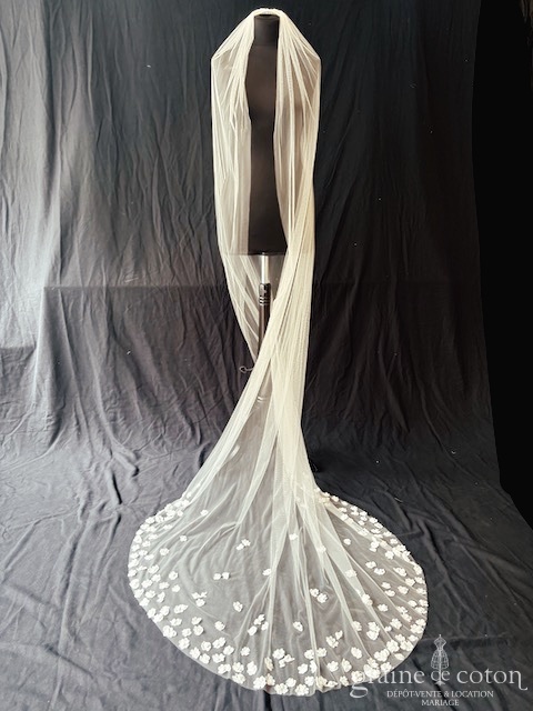 Réf. 6814 - Elise Martimort - Voile Mulan long de 250 cm en tulle fluide ivoire avec petites fleurs en tissu - Accessoires de mari&eacute;e - Graine de coton - Dépôt-vente et location de robes de mariée à Paris