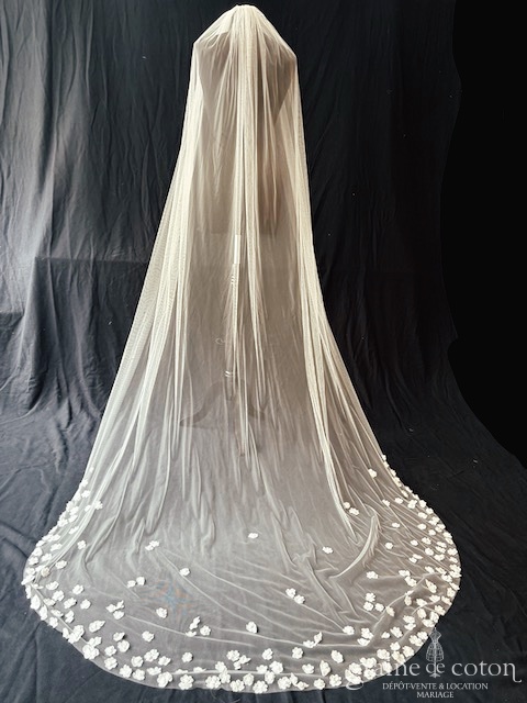 Réf. 6814 - Elise Martimort - Voile Mulan long de 250 cm en tulle fluide ivoire avec petites fleurs en tissu - Accessoires de mari&eacute;e - Graine de coton - Dépôt-vente et location de robes de mariée à Paris