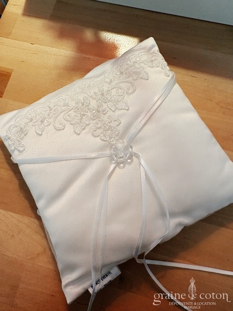 Réf. 6818 - Bianco Evento - Coussin d'alliances en satin tulle et dentelle ivoire avec perles au centre - Accessoires de mari&eacute;e - Graine de coton - Dépôt-vente et location de robes de mariée à Paris