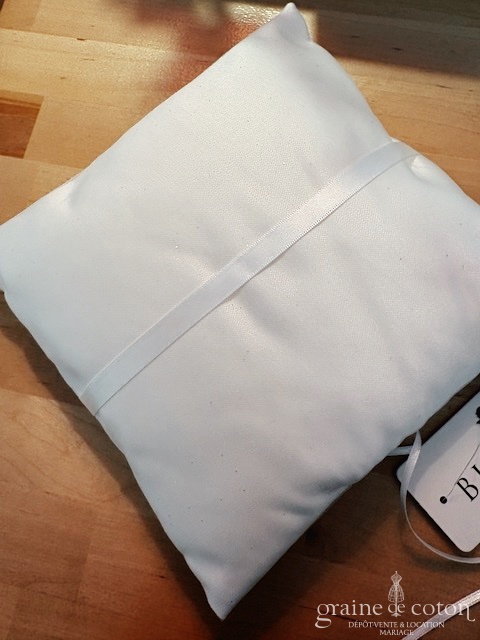 Réf. 6818 - Bianco Evento - Coussin d'alliances en satin tulle et dentelle ivoire avec perles au centre - Accessoires de mari&eacute;e - Graine de coton - Dépôt-vente et location de robes de mariée à Paris