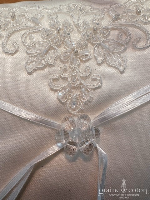 Réf. 6818 - Bianco Evento - Coussin d'alliances en satin tulle et dentelle ivoire avec perles au centre - Accessoires de mari&eacute;e - Graine de coton - Dépôt-vente et location de robes de mariée à Paris