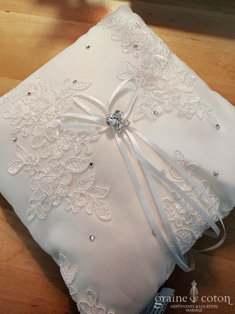 Réf. 6819 - Bianco Evento - Coussin d'alliances en satin tulle et dentelle ivoire avec strass au centre - Accessoires de mari&eacute;e - Graine de coton - Dépôt-vente et location de robes de mariée à Paris