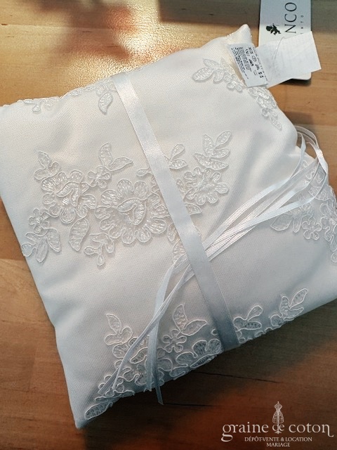 Réf. 6819 - Bianco Evento - Coussin d'alliances en satin tulle et dentelle ivoire avec strass au centre - Accessoires de mari&eacute;e - Graine de coton - Dépôt-vente et location de robes de mariée à Paris