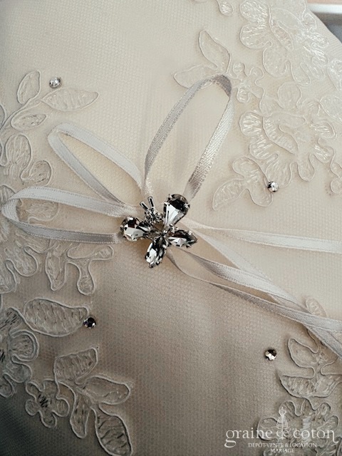 Réf. 6819 - Bianco Evento - Coussin d'alliances en satin tulle et dentelle ivoire avec strass au centre - Accessoires de mari&eacute;e - Graine de coton - Dépôt-vente et location de robes de mariée à Paris