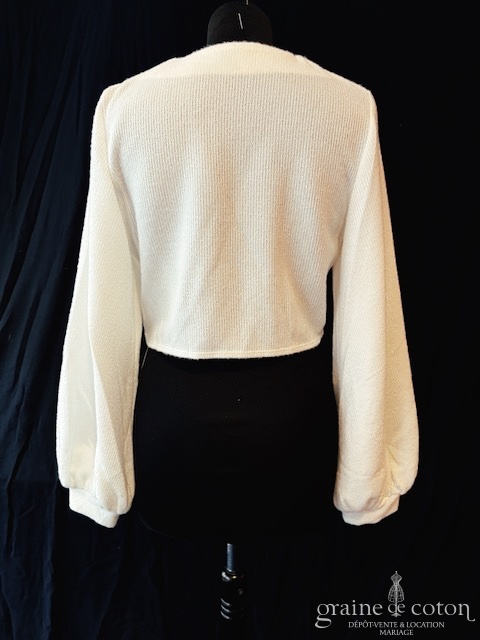 Réf. 6820 - Bianco Evento - Gilet court cache coeur en laine effet cachemire avec manches longues larges - Accessoires de mari&eacute;e - Graine de coton - Dépôt-vente et location de robes de mariée à Paris