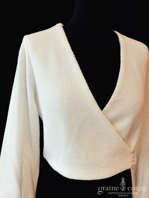 Réf. 6820 - Bianco Evento - Gilet court cache coeur en laine effet cachemire avec manches longues larges - Accessoires de mari&eacute;e - Graine de coton - Dépôt-vente et location de robes de mariée à Paris
