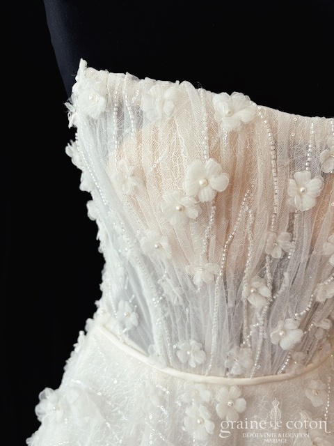 Réf. 6826 - Paul et Nathalie - Robe bustier princesse en tulle ivoire clair orn&eacute; de fleurs - Robes de mari&eacute;e - Graine de coton - Dépôt-vente et location de robes de mariée à Paris