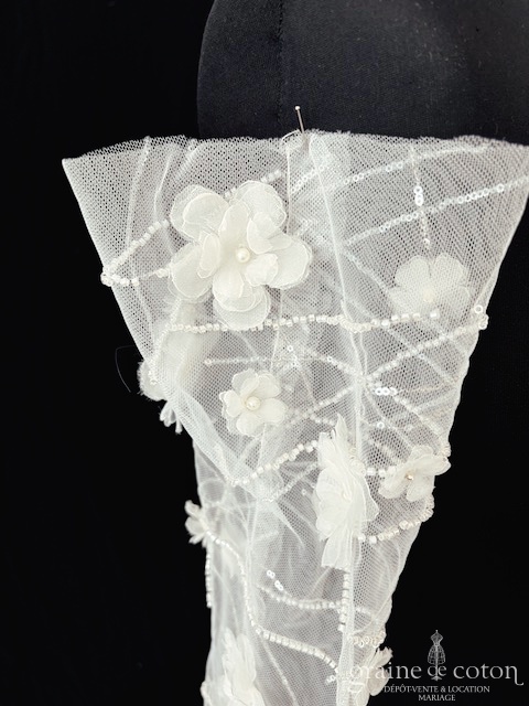 Réf. 6827 - Paul et Nathalie - Mitaines / manches longues en tulle perles et fleurs - Accessoires de mari&eacute;e - Graine de coton - Dépôt-vente et location de robes de mariée à Paris