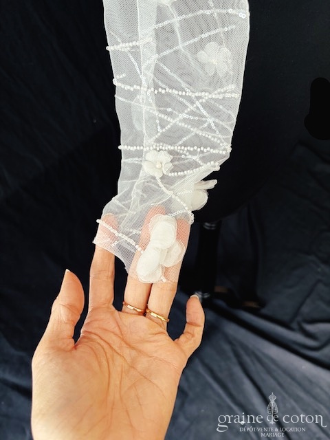 Réf. 6827 - Paul et Nathalie - Mitaines / manches longues en tulle perles et fleurs - Accessoires de mari&eacute;e - Graine de coton - Dépôt-vente et location de robes de mariée à Paris