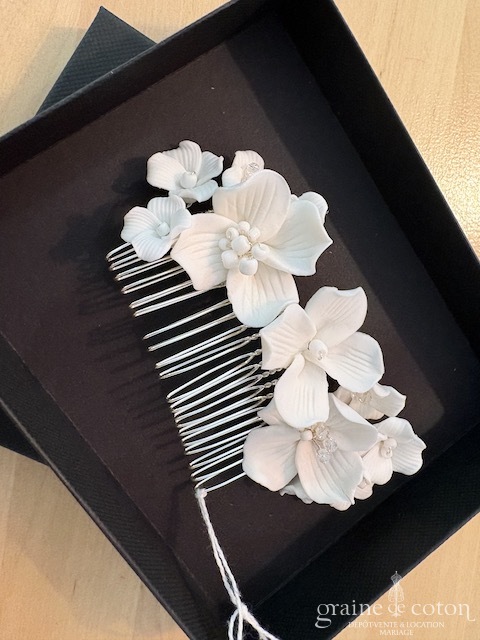 Réf. 6833 - Athena - Peigne avec fleurs ivoires en c&eacute;ramique fa&ccedil;on porcelaine armature argent&eacute;e - Accessoires de mari&eacute;e - Graine de coton - Dépôt-vente et location de robes de mariée à Paris