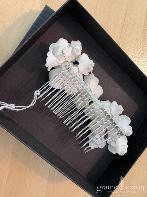 Réf. 6833 - Athena - Peigne avec fleurs ivoires en c&eacute;ramique fa&ccedil;on porcelaine armature argent&eacute;e - Accessoires de mari&eacute;e - Graine de coton - Dépôt-vente et location de robes de mariée à Paris