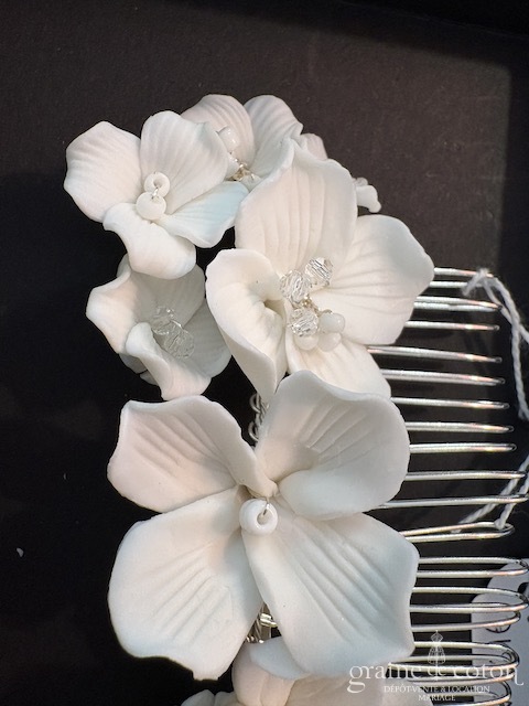 Réf. 6833 - Athena - Peigne avec fleurs ivoires en c&eacute;ramique fa&ccedil;on porcelaine armature argent&eacute;e - Accessoires de mari&eacute;e - Graine de coton - Dépôt-vente et location de robes de mariée à Paris