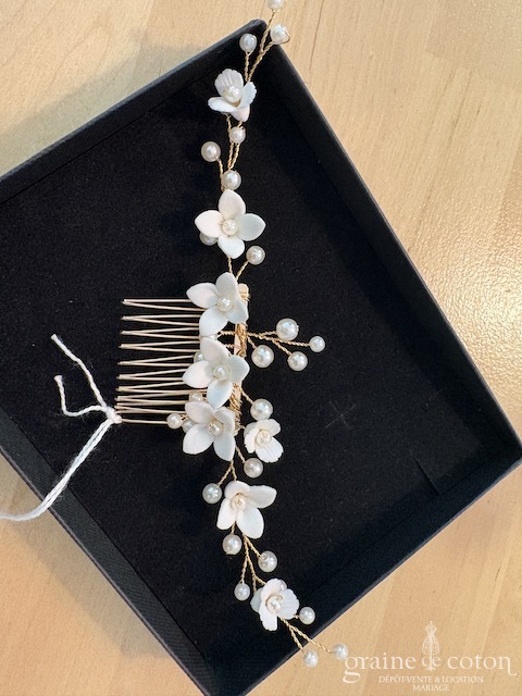 Réf. 6834 - Athena - Peigne avec fleurs ivoires en c&eacute;ramique fa&ccedil;on porcelaine armature dor&eacute;e - Accessoires de mari&eacute;e - Graine de coton - Dépôt-vente et location de robes de mariée à Paris