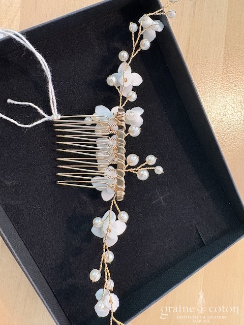 Réf. 6834 - Athena - Peigne avec fleurs ivoires en c&eacute;ramique fa&ccedil;on porcelaine armature dor&eacute;e - Accessoires de mari&eacute;e - Graine de coton - Dépôt-vente et location de robes de mariée à Paris