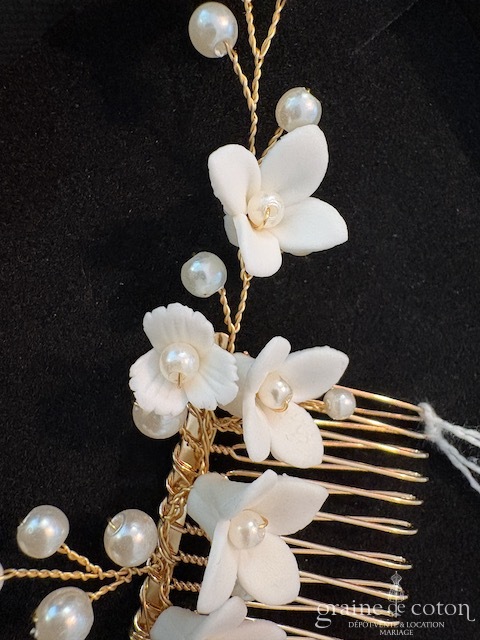 Réf. 6834 - Athena - Peigne avec fleurs ivoires en c&eacute;ramique fa&ccedil;on porcelaine armature dor&eacute;e - Accessoires de mari&eacute;e - Graine de coton - Dépôt-vente et location de robes de mariée à Paris