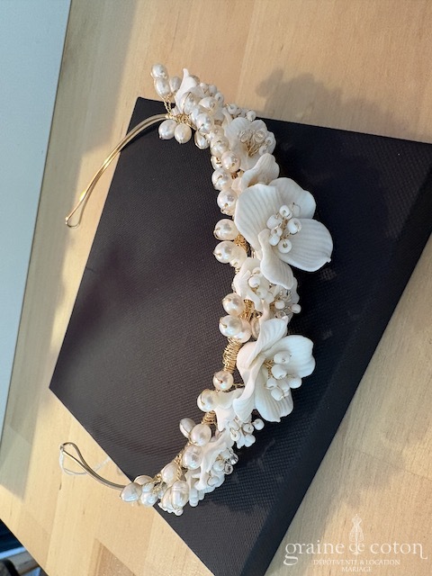 Réf. 6835 - Athena - Headband couronne avec fleurs ivoires en c&eacute;ramiques fa&ccedil;on porcelaine et perles armature dor&eacute;e - Accessoires de mari&eacute;e - Graine de coton - Dépôt-vente et location de robes de mariée à Paris