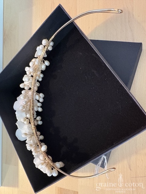 Réf. 6835 - Athena - Headband couronne avec fleurs ivoires en c&eacute;ramiques fa&ccedil;on porcelaine et perles armature dor&eacute;e - Accessoires de mari&eacute;e - Graine de coton - Dépôt-vente et location de robes de mariée à Paris