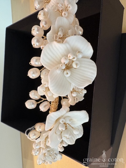 Réf. 6835 - Athena - Headband couronne avec fleurs ivoires en c&eacute;ramiques fa&ccedil;on porcelaine et perles armature dor&eacute;e - Accessoires de mari&eacute;e - Graine de coton - Dépôt-vente et location de robes de mariée à Paris