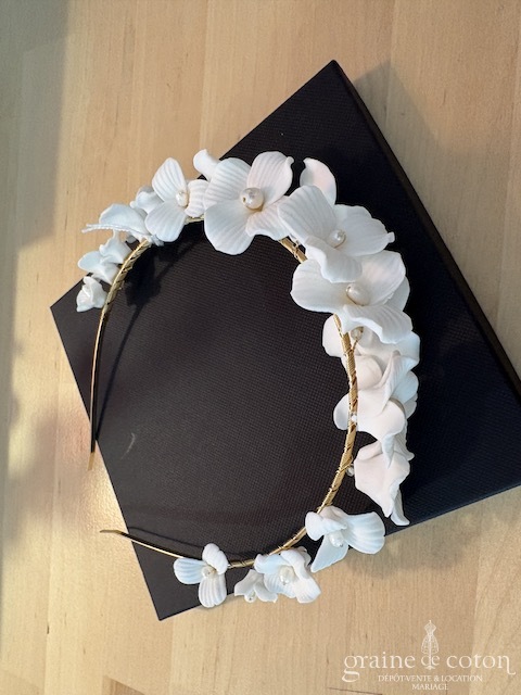 Réf. 6836 - Athena - Headband couronne avec fleurs ivoires en c&eacute;ramique fa&ccedil;on porcelaine armature dor&eacute;e - Accessoires de mari&eacute;e - Graine de coton - Dépôt-vente et location de robes de mariée à Paris
