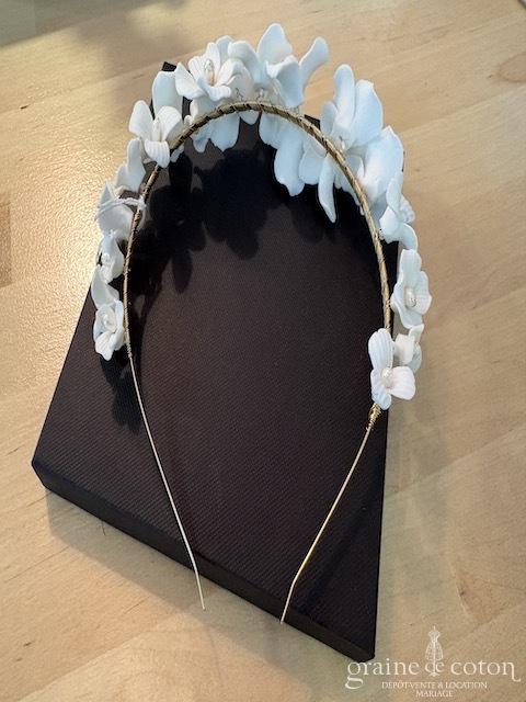Réf. 6836 - Athena - Headband couronne avec fleurs ivoires en c&eacute;ramique fa&ccedil;on porcelaine armature dor&eacute;e - Accessoires de mari&eacute;e - Graine de coton - Dépôt-vente et location de robes de mariée à Paris