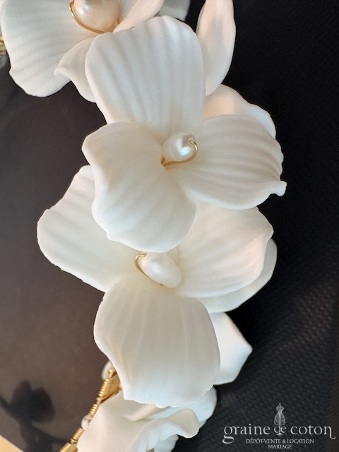 Réf. 6836 - Athena - Headband couronne avec fleurs ivoires en c&eacute;ramique fa&ccedil;on porcelaine armature dor&eacute;e - Accessoires de mari&eacute;e - Graine de coton - Dépôt-vente et location de robes de mariée à Paris