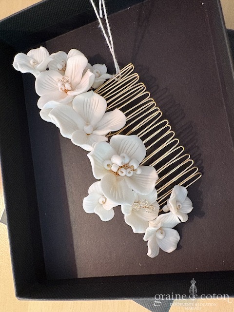 Réf. 6837 - Athena - Peigne avec fleurs ivoires en c&eacute;ramique fa&ccedil;on porcelaine armature dor&eacute;e - Accessoires de mari&eacute;e - Graine de coton - Dépôt-vente et location de robes de mariée à Paris