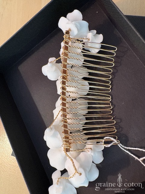Réf. 6837 - Athena - Peigne avec fleurs ivoires en c&eacute;ramique fa&ccedil;on porcelaine armature dor&eacute;e - Accessoires de mari&eacute;e - Graine de coton - Dépôt-vente et location de robes de mariée à Paris