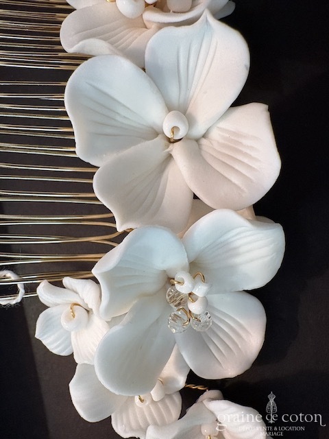 Réf. 6837 - Athena - Peigne avec fleurs ivoires en c&eacute;ramique fa&ccedil;on porcelaine armature dor&eacute;e - Accessoires de mari&eacute;e - Graine de coton - Dépôt-vente et location de robes de mariée à Paris