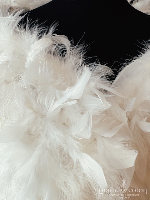 Réf. 6838 - Athena - &Eacute;tole / cape en plumes apparentes ivoire inspiration vintage - Accessoires de mari&eacute;e - Graine de coton - Dépôt-vente et location de robes de mariée à Paris