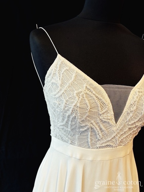 Réf. 6854 - Caroline Takvorian - Cr&eacute;ation en dentelle perl&eacute;e et faille de soie - Robes de mari&eacute;e - Graine de coton - Dépôt-vente et location de robes de mariée à Paris