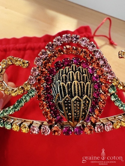 Réf. 6856 - Kurt Geiger - Diad&egrave;me &agrave; strass color&eacute;s et armature dor&eacute;e - Accessoires de mari&eacute;e - Graine de coton - Dépôt-vente et location de robes de mariée à Paris