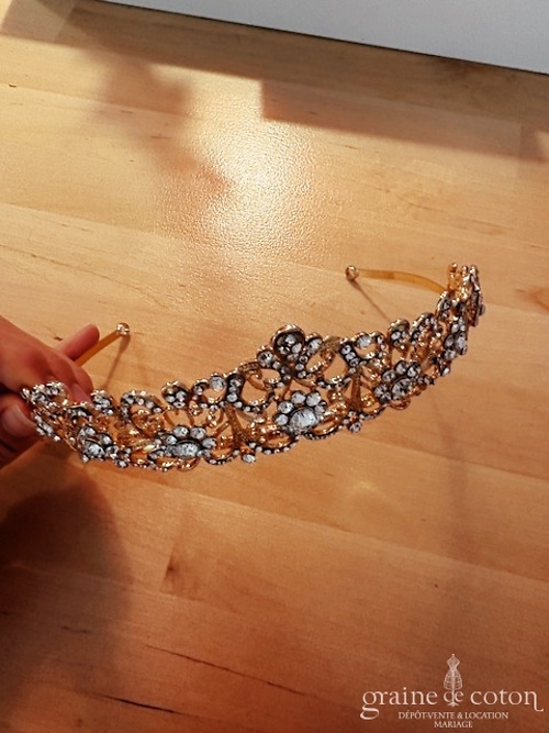 Réf. 6857 - Cr&eacute;ation - Diad&egrave;me en strass et armature ros&eacute;e - Accessoires de mari&eacute;e - Graine de coton - Dépôt-vente et location de robes de mariée à Paris
