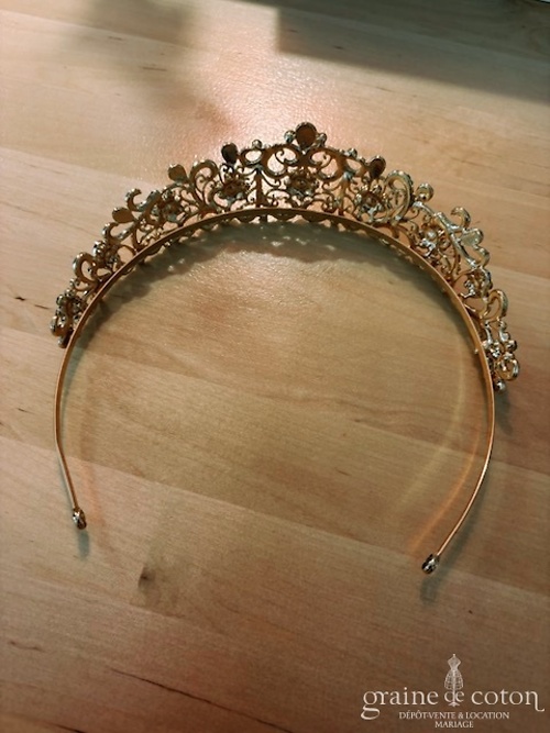 Réf. 6857 - Cr&eacute;ation - Diad&egrave;me en strass et armature ros&eacute;e - Accessoires de mari&eacute;e - Graine de coton - Dépôt-vente et location de robes de mariée à Paris