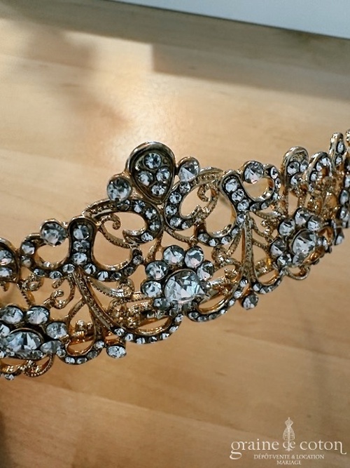 Réf. 6857 - Cr&eacute;ation - Diad&egrave;me en strass et armature ros&eacute;e - Accessoires de mari&eacute;e - Graine de coton - Dépôt-vente et location de robes de mariée à Paris