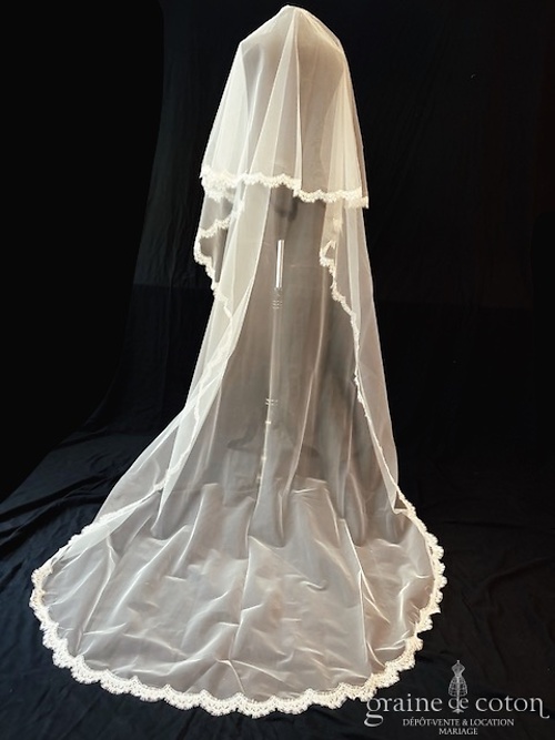 Réf. 6859 - Oksana Kokhan - Voile long de 250 cm en tulle ivoire clair fluide bord&eacute; de dentelle de Chantilly - Accessoires de mari&eacute;e - Graine de coton - Dépôt-vente et location de robes de mariée à Paris