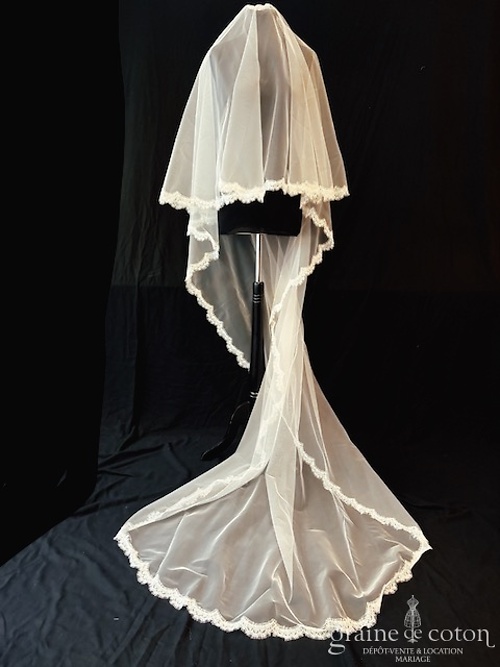 Réf. 6859 - Oksana Kokhan - Voile long de 250 cm en tulle ivoire clair fluide bord&eacute; de dentelle de Chantilly - Accessoires de mari&eacute;e - Graine de coton - Dépôt-vente et location de robes de mariée à Paris